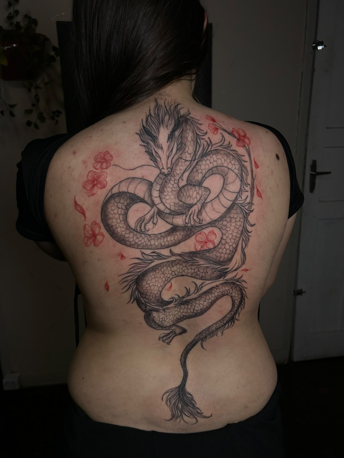 Tatuagem de dragão oriental nas costas