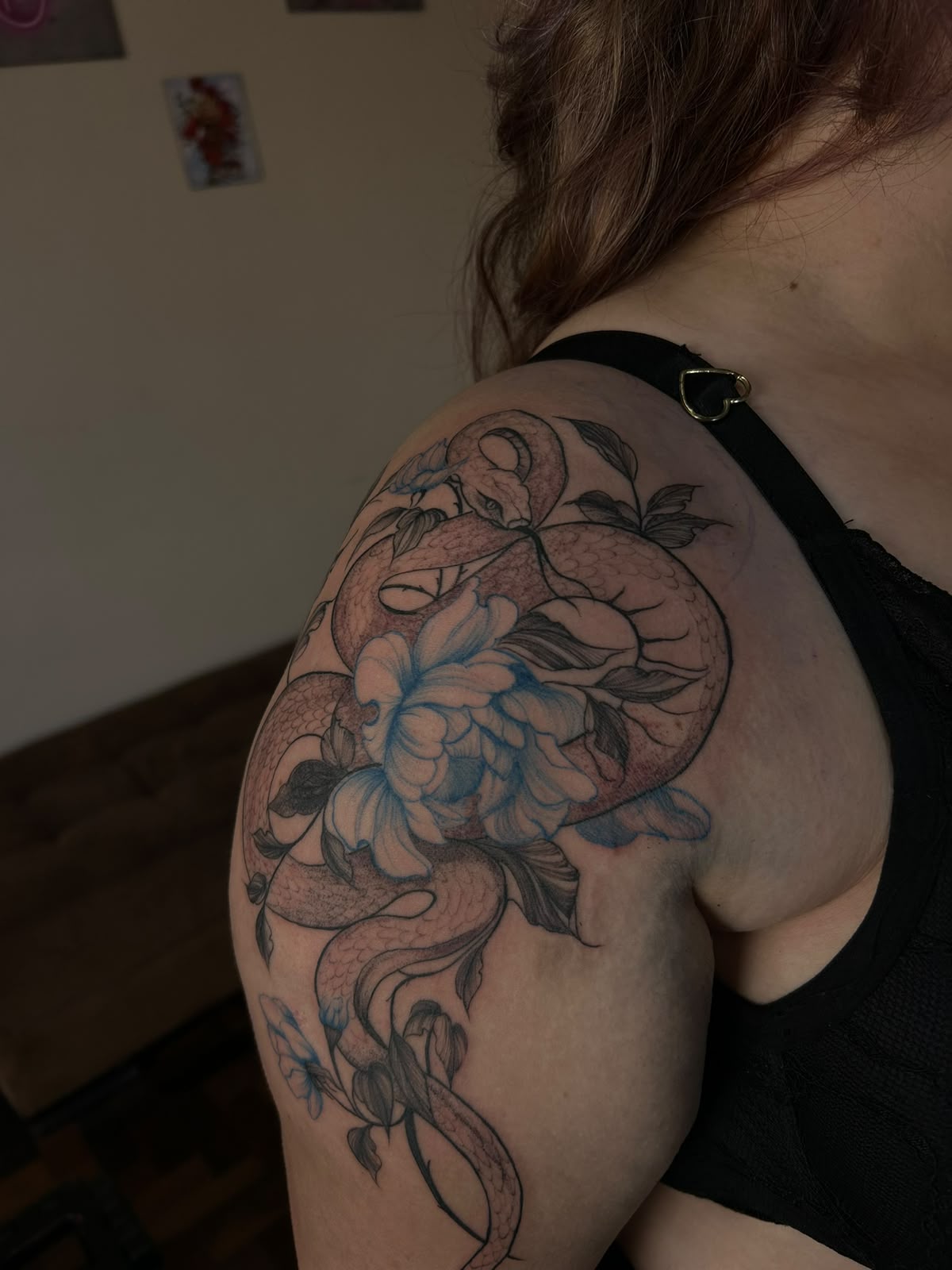 Tatuagem de serpente e flores vista de lado