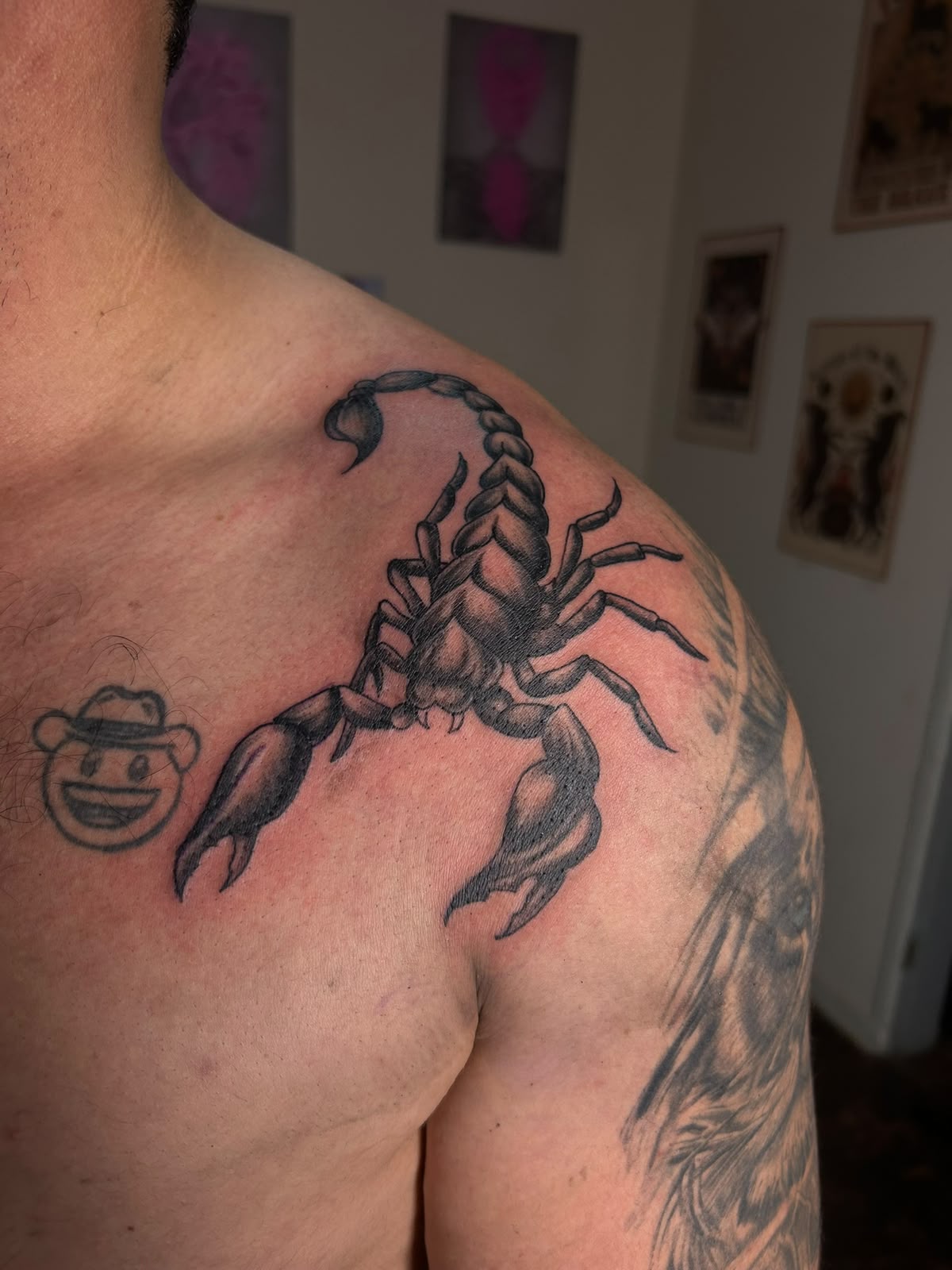 Tatuagem blackwork de escorpião no ombro