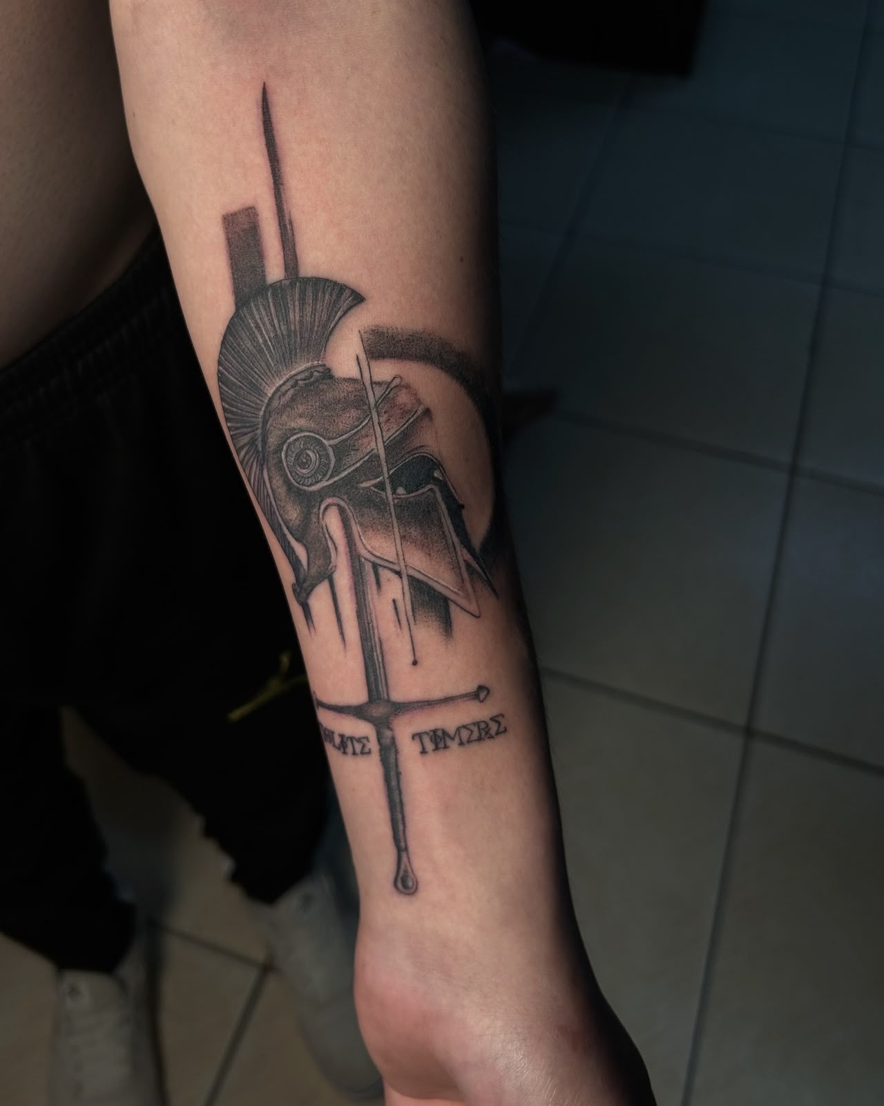 Tatuagem de guerreiro no antebraço